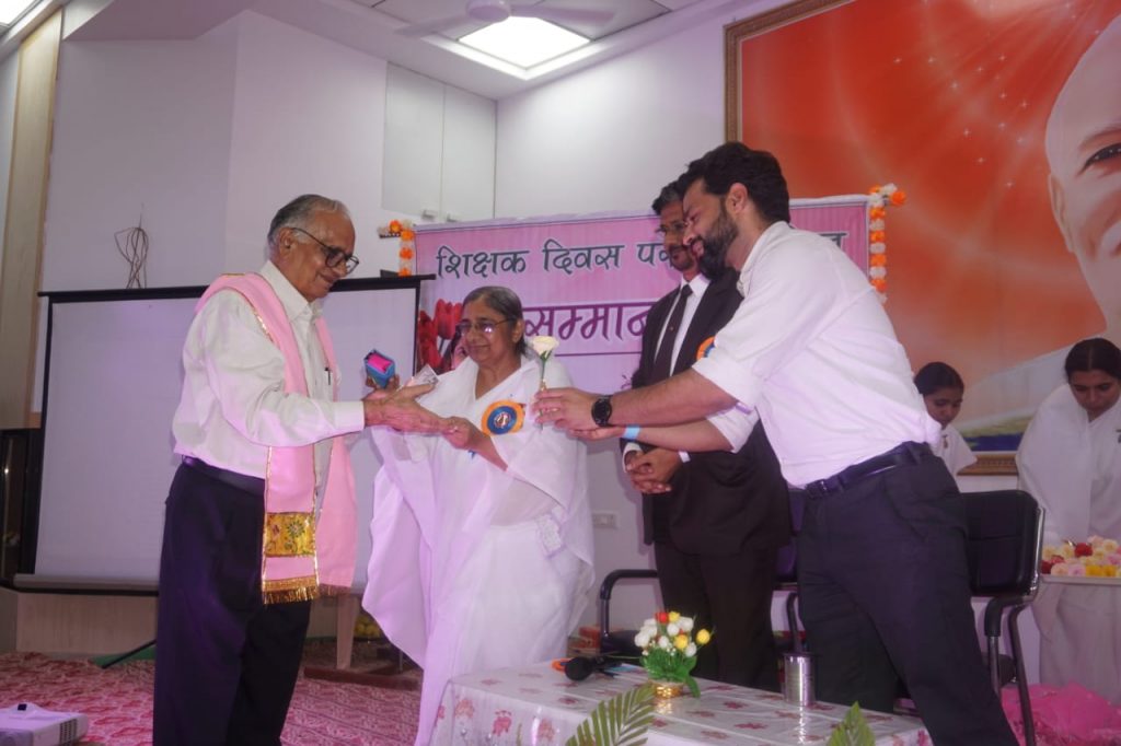 शिक्षक छात्र के जीवन की  दिशा जहां हर एक दिन सूर्योदय-कलेक्टर व कुलपति ने किया शिक्षकों का सम्मान