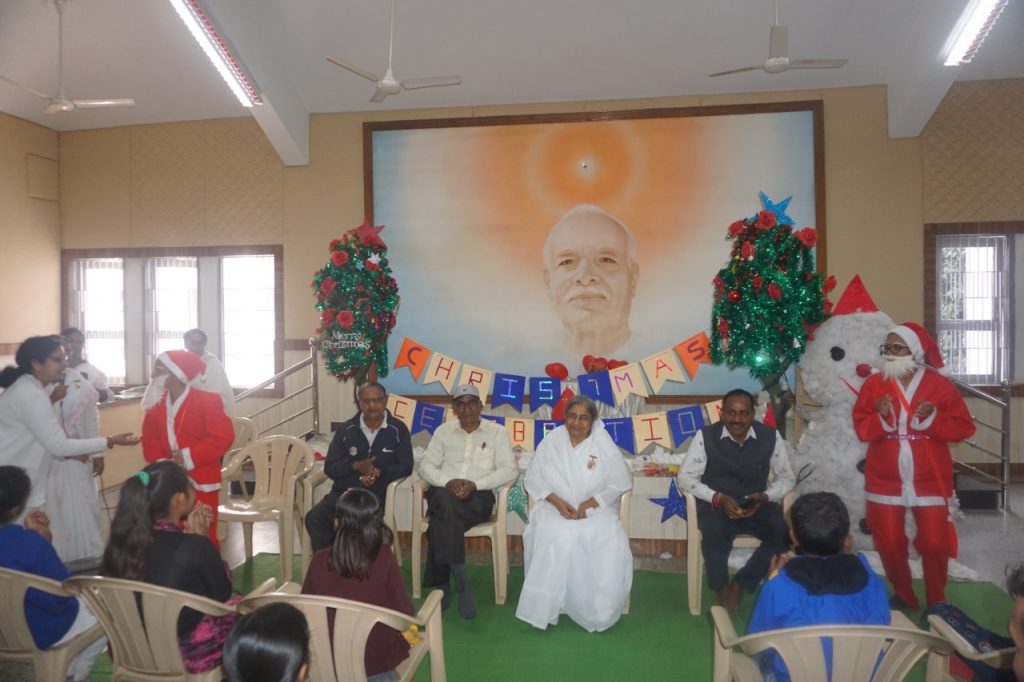 खुश रहकर खुशियों के गिफ्ट बांटने वाला ही सांता कलॉज ....