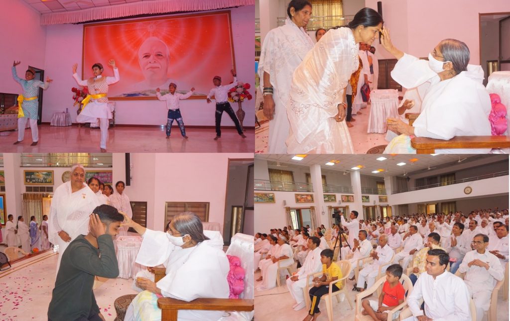 परमात्म रंग में  रह वैर विरोध विस्मृत कर आत्मिक स्मृति में रह होली मनाना है