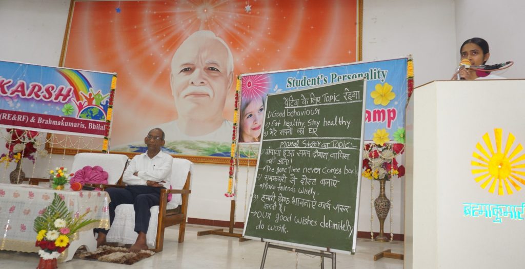 सुप्रसिद्ध चित्रकार महेश चतुर्वेदी जी ने बच्चों को दिए पेंटिंग के टिप्स...