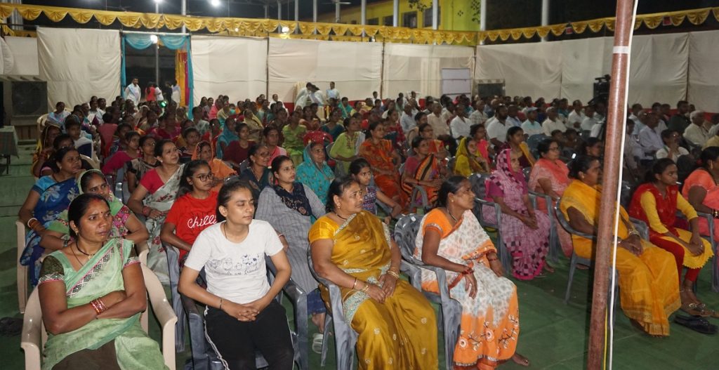 अपने जीवन में दूसरों की बातों को सुनकर निर्णय न लें,आपसी संबंध मधुर बनाएं...