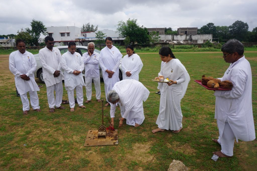 ब्रह्माकुमारी शिवानी दीदी के कार्यक्रम के लिए भूमि पूजन  सम्पन्न ...