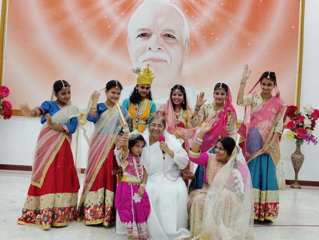 भगवान प्यार और भावनाओं के बंधन में बंधता है- श्री कृष्ण जन्माष्टमी पर्व