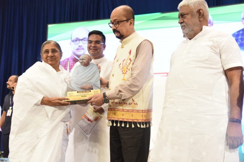 छ.ग. के राज्यपाल रमेन डेका द्वारा ब्रह्माकुमारी आशा दीदी जी का स्वच्छता वीर सम्मान से अलंकृत किया गया...