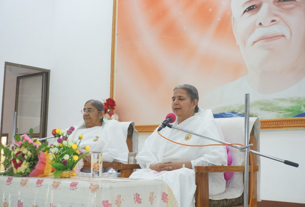 परमधाम स्थित सदा शिव परमात्मा से आत्मा का गहरा संबंध जोड़कर, स्वयं को उनके बच्चे के रूप में अनुभव करें,सदा निश्चिंत रहेंगे