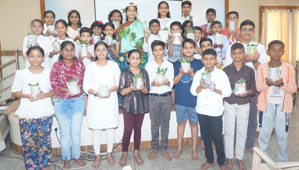 बच्चों को  मेडिटेशन  नैतिक मूल्यों की शिक्षा प्रदान कर उन्हें पर्यावरण संरक्षण के प्रति भी जागरूक बनाना