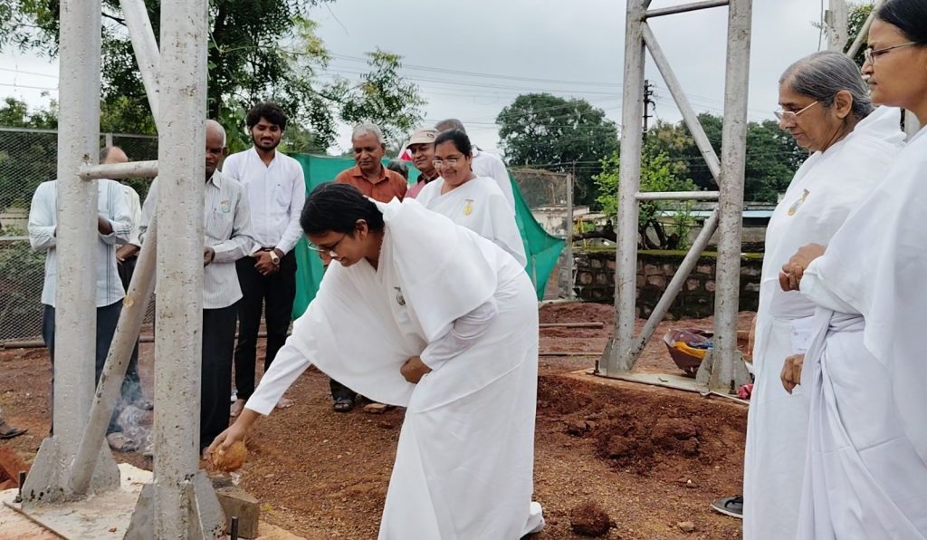 ब्रह्माकुमारीज़ दीदियों ने किया चैतन्य देवियों की झांकी निर्माण का भूमिपूजन...*