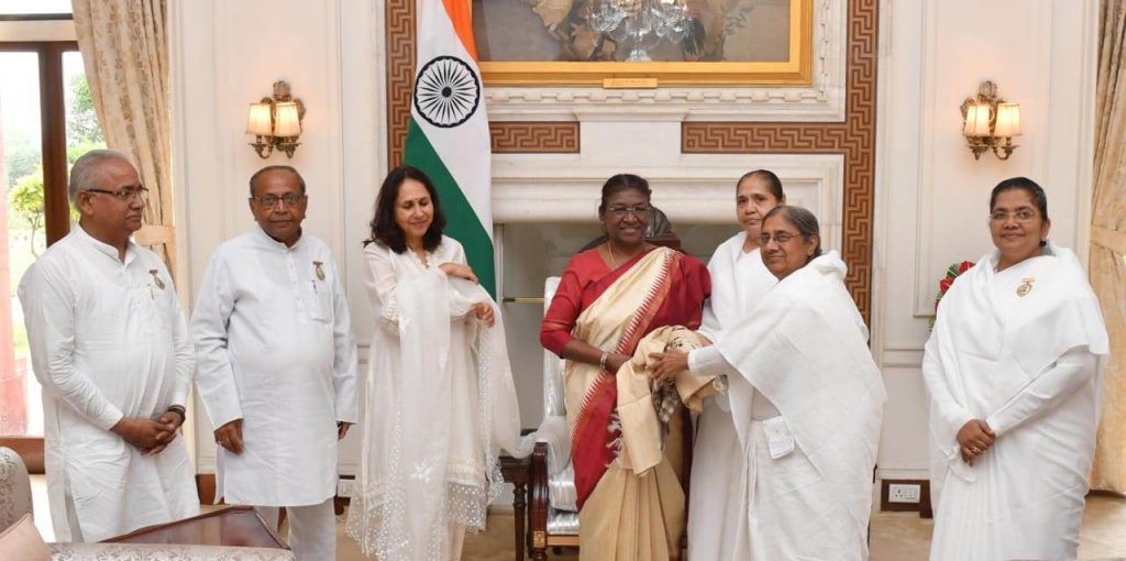 ब्रह्माकुमारीज़ सदस्यों  ने की राष्ट्रपति द्रौपदी मुर्मुजी से आत्मीय स्नेह भरी भेंट