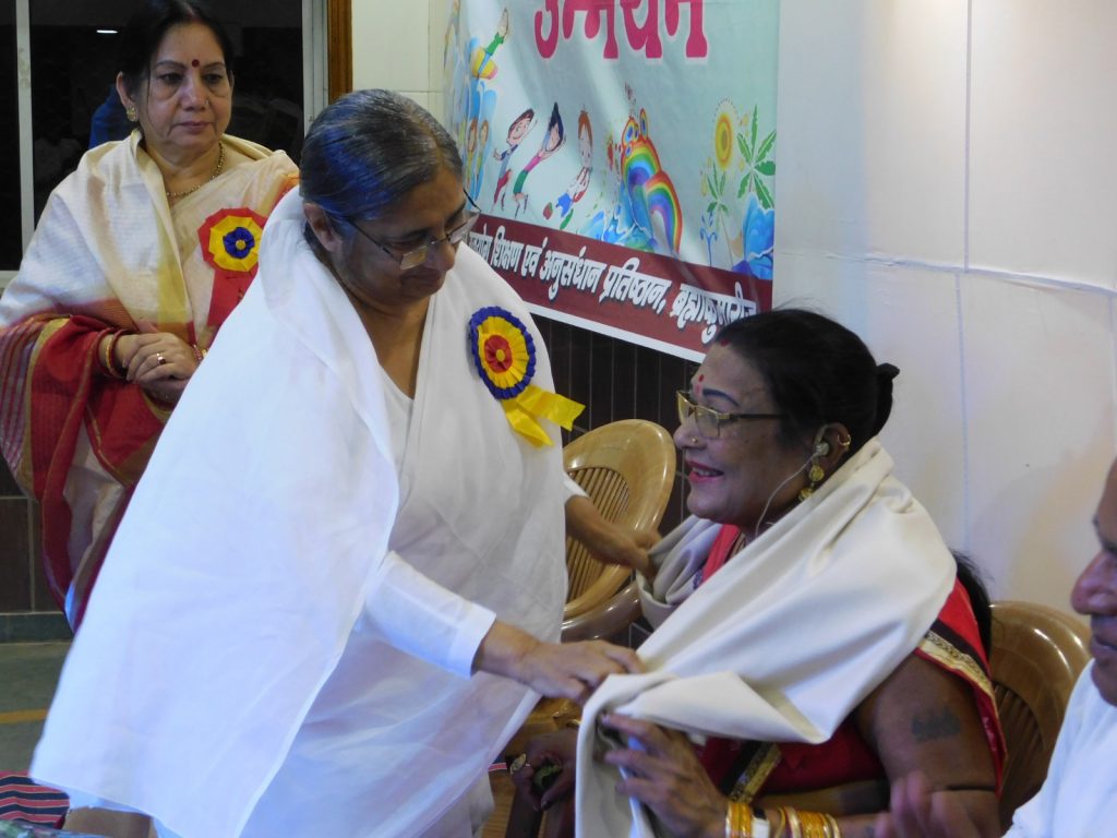पद्म विभूषण तीजन बाई जी की अंतिम यात्रा में राजयोगिनी आशा दीदी जी ने सम्मिलित होकर अर्पण की मौन श्रद्धांजलि...