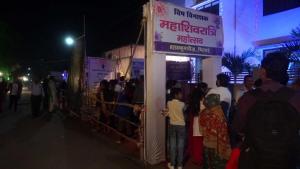 38 Public Crowd Waiting to View Jhanki (1)