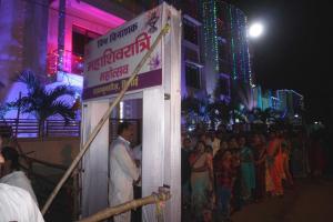 38 Public Crowd Waiting to View Jhanki (3)